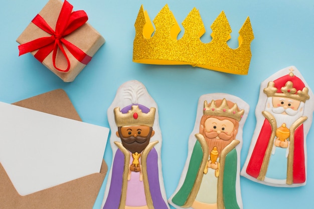 Free photo royalty biscuit edible figurines and golden crown