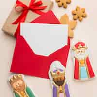 Free photo royalty biscuit edible figurines with envelope and gift