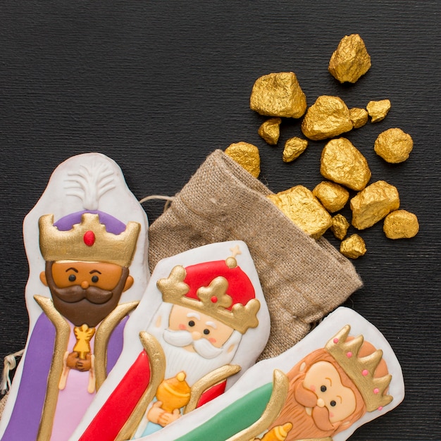 Free photo royalty biscuit figurines with gold ore