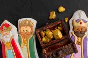 Free photo royalty biscuits figurines and chest filled with gold ore