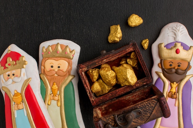 Фигурки королевского печенья и сундук, наполненный золотой рудой