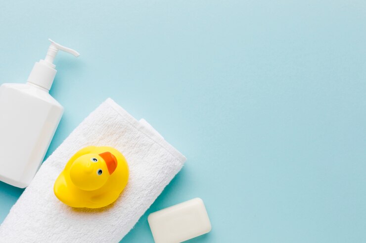 Free Photo rubber duck on towel copy space
