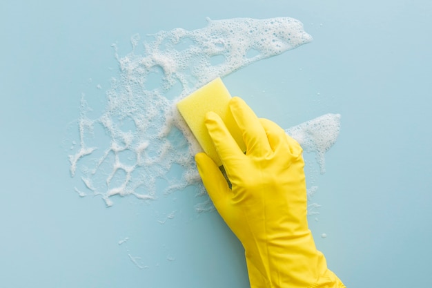 Free photo rubber glove cleaning with sponge