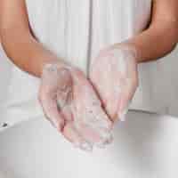 Foto gratuita strofinando le mani con acqua e sapone vista frontale