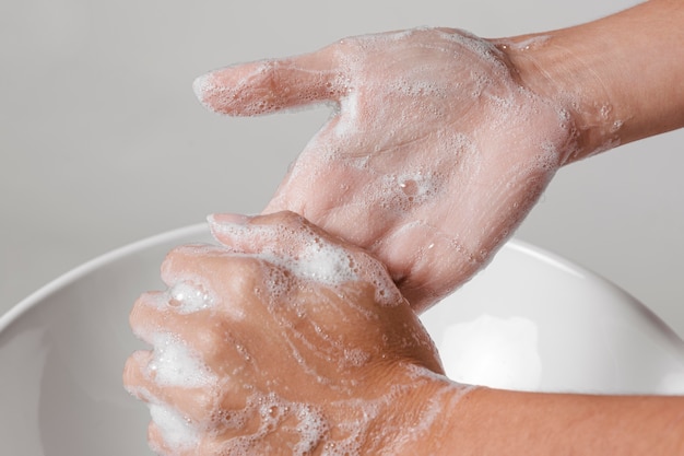 水と石鹸で手をこすります