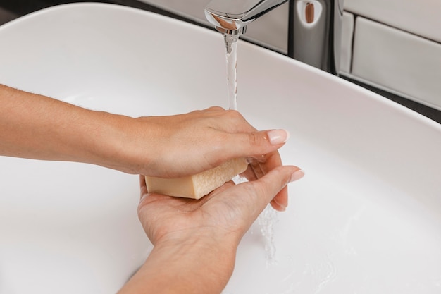 Втирание мыла в руки для хорошей очистки