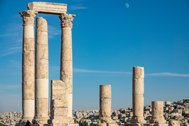 Free photo ruined ancient building made of large towers and rocks under a clear sky