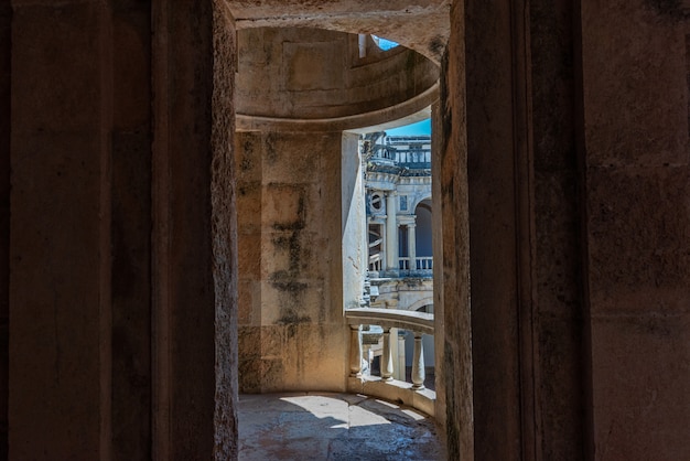 Разрушенный балкон монастыря Христа под солнечным светом в Томаре в Португалии