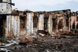 Бесплатное фото Разрушенное здание русская война в украине