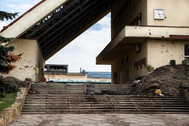 Foto gratuita edificio rovinato la guerra del russo in ucraina