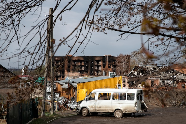 Бесплатное фото Разбитая машина русская война в украине