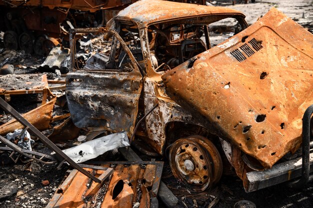 우크라이나에서 폐허가 된 차 러시아인의 전쟁