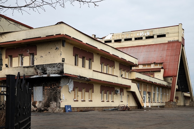 Foto gratuita guerra del russo della città rovinata in ucraina