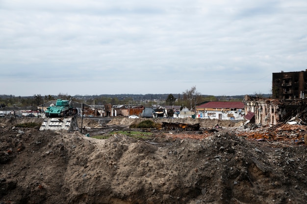 Foto gratuita guerra del russo della città rovinata in ucraina