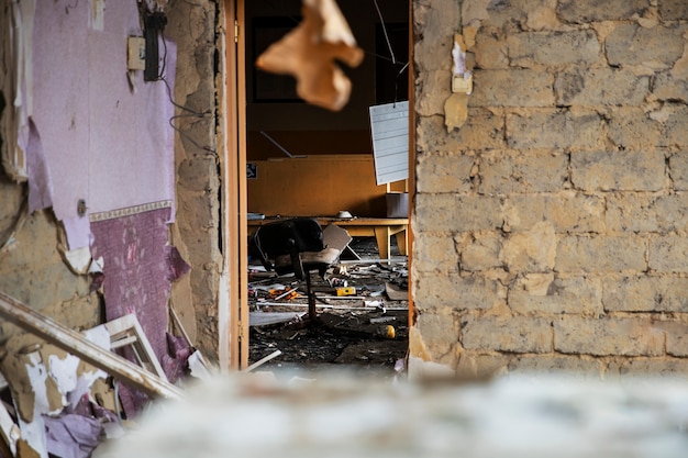 Бесплатное фото Разрушенный дом русских войной на украине