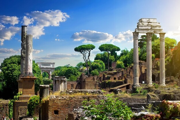 Разрушенный римский форум в солнечный день, италия