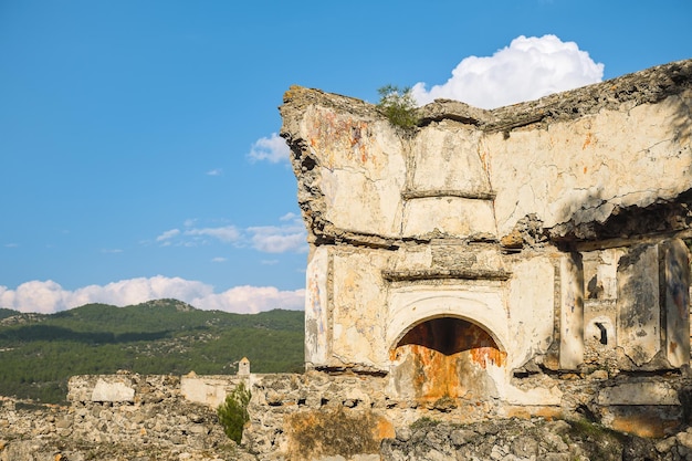 Le rovine di una casa greca con i resti di una fornace nella città greca di karmilissos situata vicino al villaggio di kayakoy fethiye turchia sito dell'antica città greca