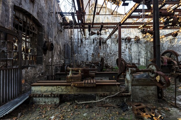 レバノンで捕獲された古い車両基地の古い列車の廃墟