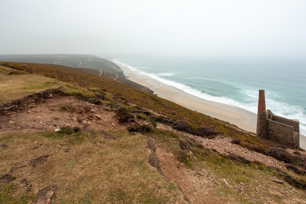 Foto gratuita rovine delle miniere di stagno di wheal coates e della costa vicino al villaggio di sainte agnes, in cornovaglia