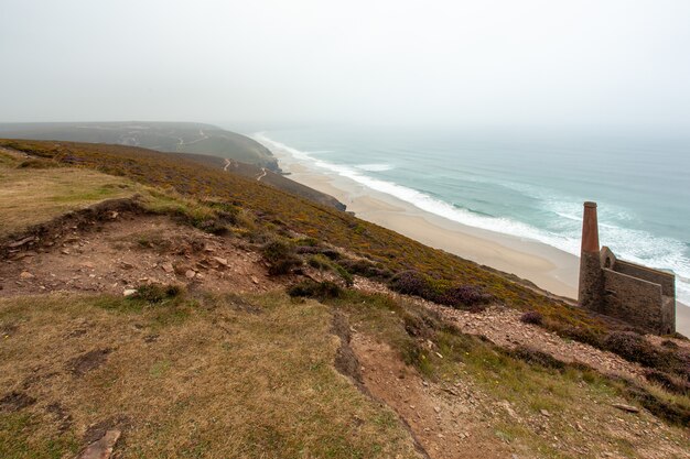 Wheal Coates 주석 광산과 콘월의 Sainte Agnes 마을 근처 해안선 유적