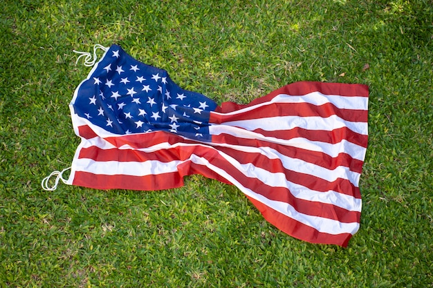 草の上のしわくちゃのアメリカ国旗