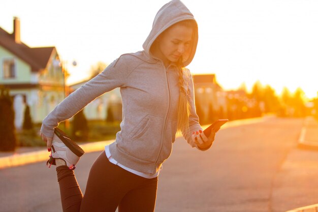 道路を走っているランナーの運動選手。女性フィットネスジョギングトレーニングウェルネスコンセプト。
