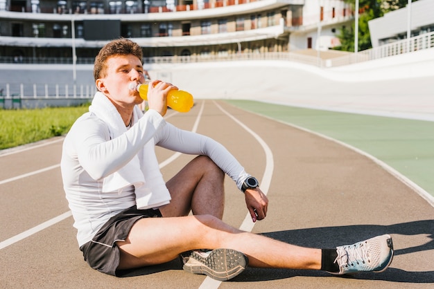 エネルギードリンクを飲むランナー