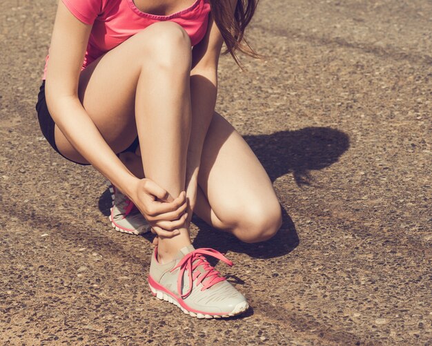 Ноги бегуна на дороге крупным планом на обуви. женщина фитнес восход пробежка тренировки оздоровительные концепции.