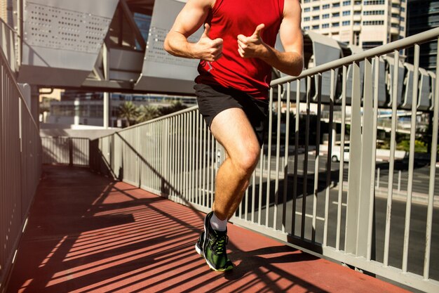 Runner in red t-shirt showes thumbs up in the move