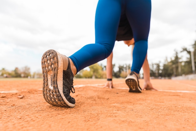 Foto gratuita corridore donna in posizione di partenza