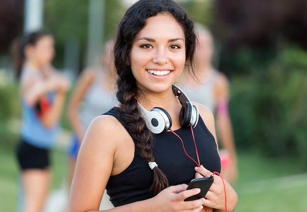 Foto gratuita esecuzione di ragazze che si divertono nel parco.