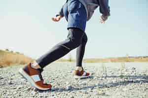 Бесплатное фото Беговой спорт. человек бегун спринт открытый в живописной природе.