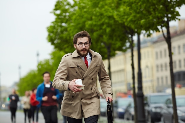 Foto gratuita correre per lavorare