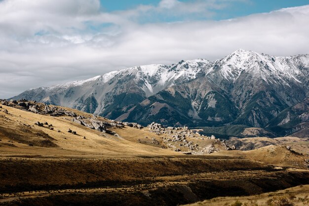 뉴질랜드 남섬의 시골 풍경이 눈으로 덮인 산으로 들렸다.