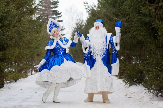 ロシアの祖父フロスト ロシアのサンタクロースと彼の孫娘 スネグーラチカ ロシアで新年を祝う プレミアム写真 ロシアの祖父フロスト ロシアのサンタクロースと彼の孫娘 スネグーラチカ ロシアで新年を祝う プレミアム写真