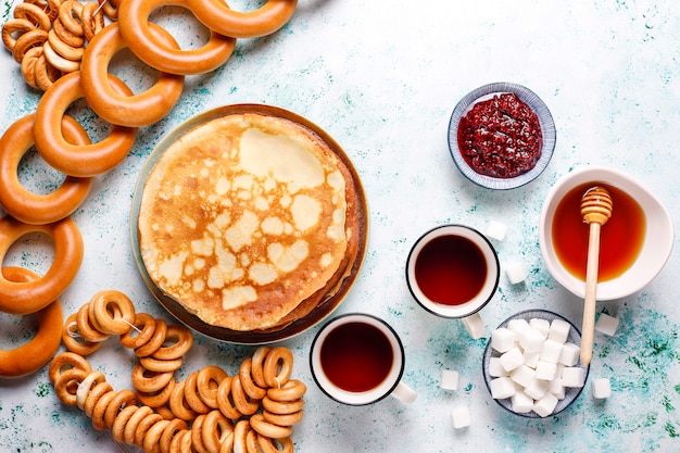 ソースと食材を使ったロシアのパンケーキブリニ