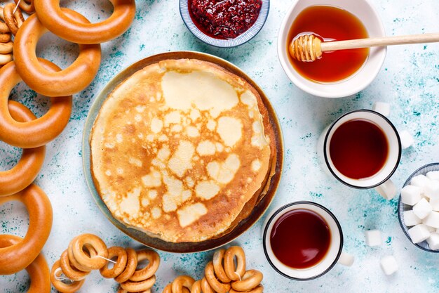 ソースと食材を使ったロシアのパンケーキブリニ