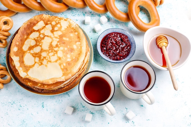 ソースと食材を使ったロシアのパンケーキブリニ