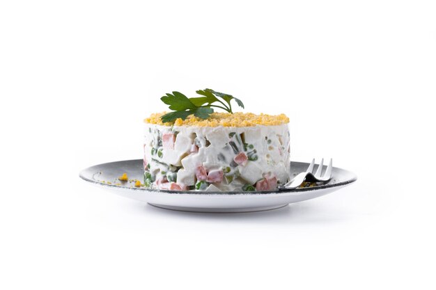 Русский салат или салат Оливье на рождественский ужин на белом фоне