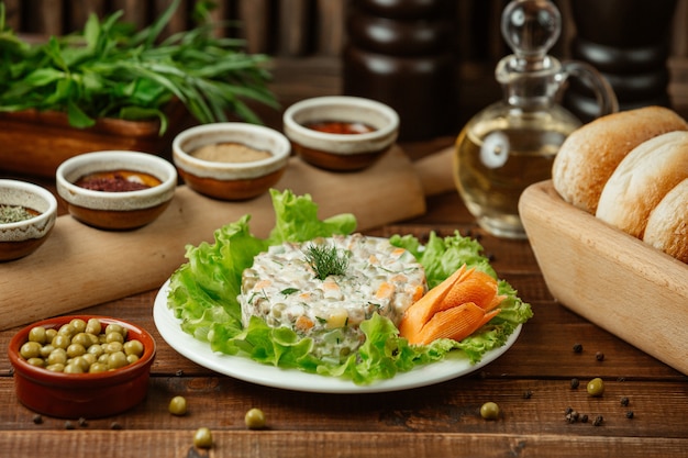 러시아어 샐러드 stolichni 그린 샐러드 잎과 녹두 장식 당근 제공