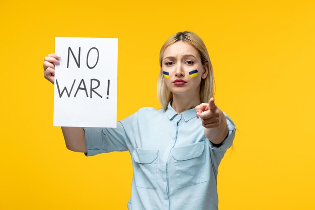 러시아 우크라이나 충돌 귀여운 소녀 노란색 배경 뺨에 우크라이나 국기와 전쟁 없음