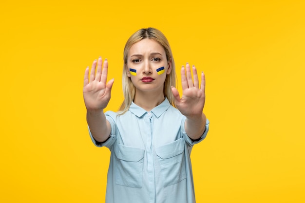 러시아 우크라이나 충돌 귀여운 소녀 노란색 배경, 뺨에 우크라이나 국기가 달린 전쟁 중지