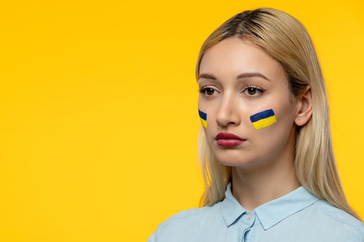 Бесплатный Фотография русско-украинский конфликт молодая милая девушка с украинским флагом на щеках крупным планом