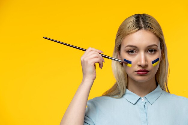 러시아 우크라이나 충돌 뺨에 우크라이나 국기와 함께 얼굴에 깃발을 그리는 어린 귀여운 소녀
