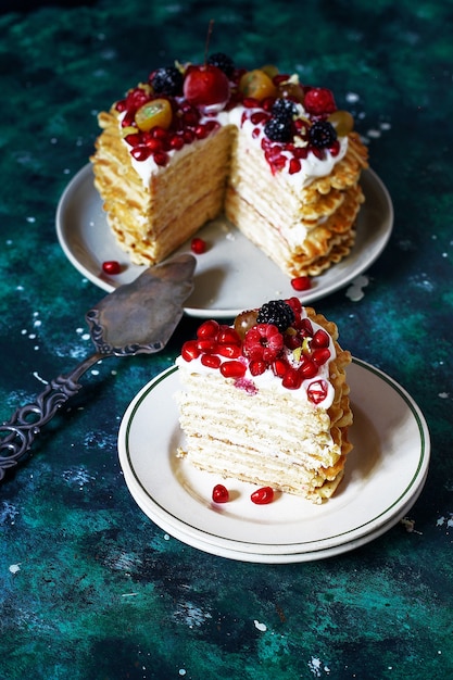 Torta di cialde russa con panna acida e frutti di bosco