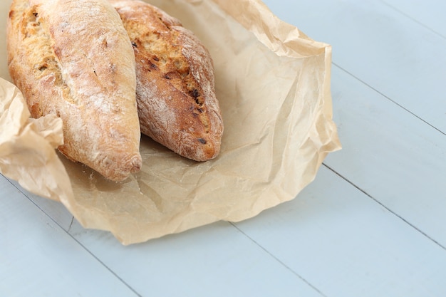 Foto gratuita pane rustico sul tavolo