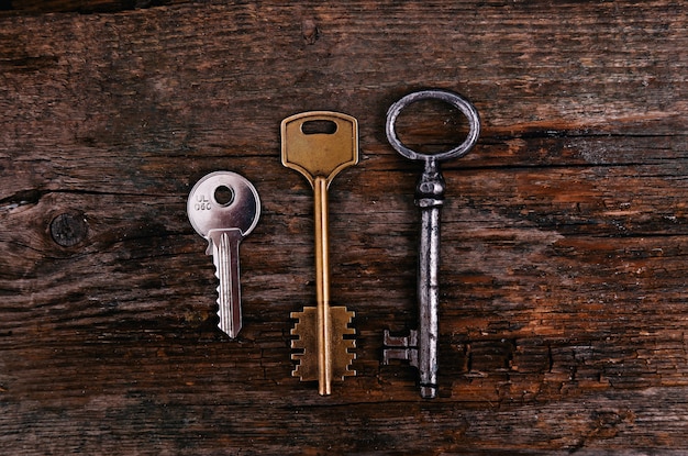 Free photo rustic keys on wooden table