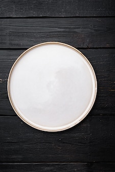 텍스트 또는 음식을 위한 복사 공간이 있는 소박한 접시 세트, 검은색 나무 테이블 배경 위에 있는 평면도