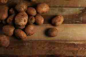 Free photo rustic unpeeled potatoes on a desks