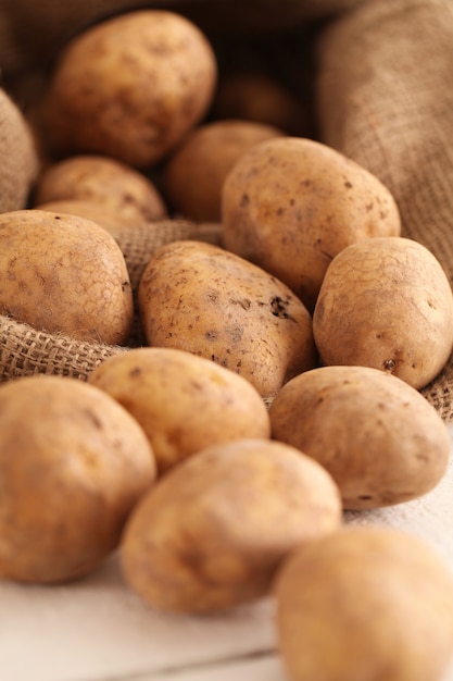 Free photo rustic unpeeled potatoes on a table